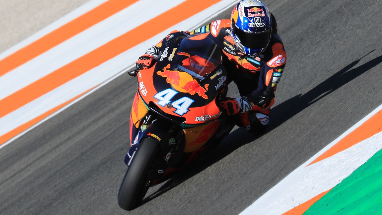 Miguel Oliveira sigue imponiendo la ley de KTM en Valencia