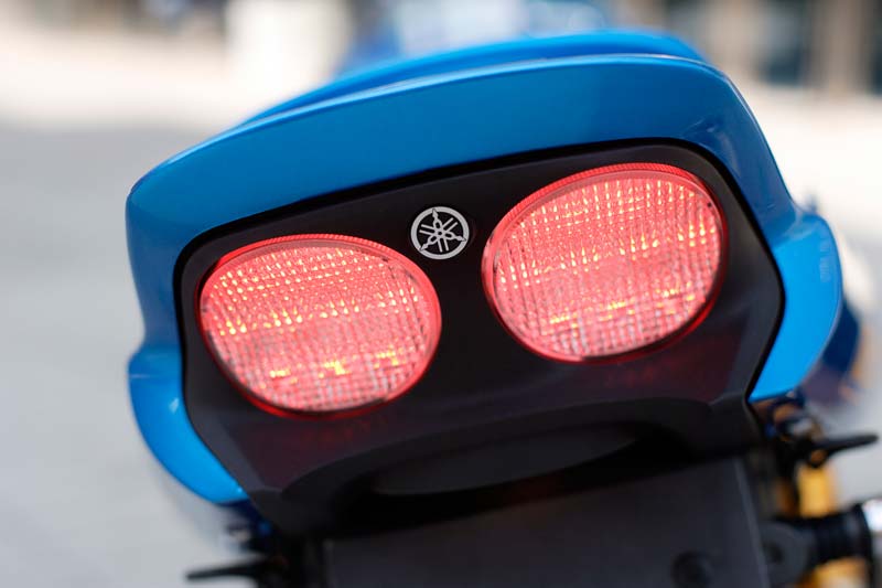 No enciende la luz trasera de mi moto solo cuando freno enciende