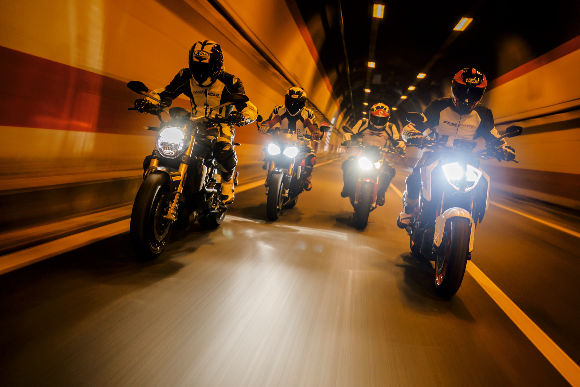 Comparativa Supernaked: BMW S 1000 R vs Ducati Monster ...