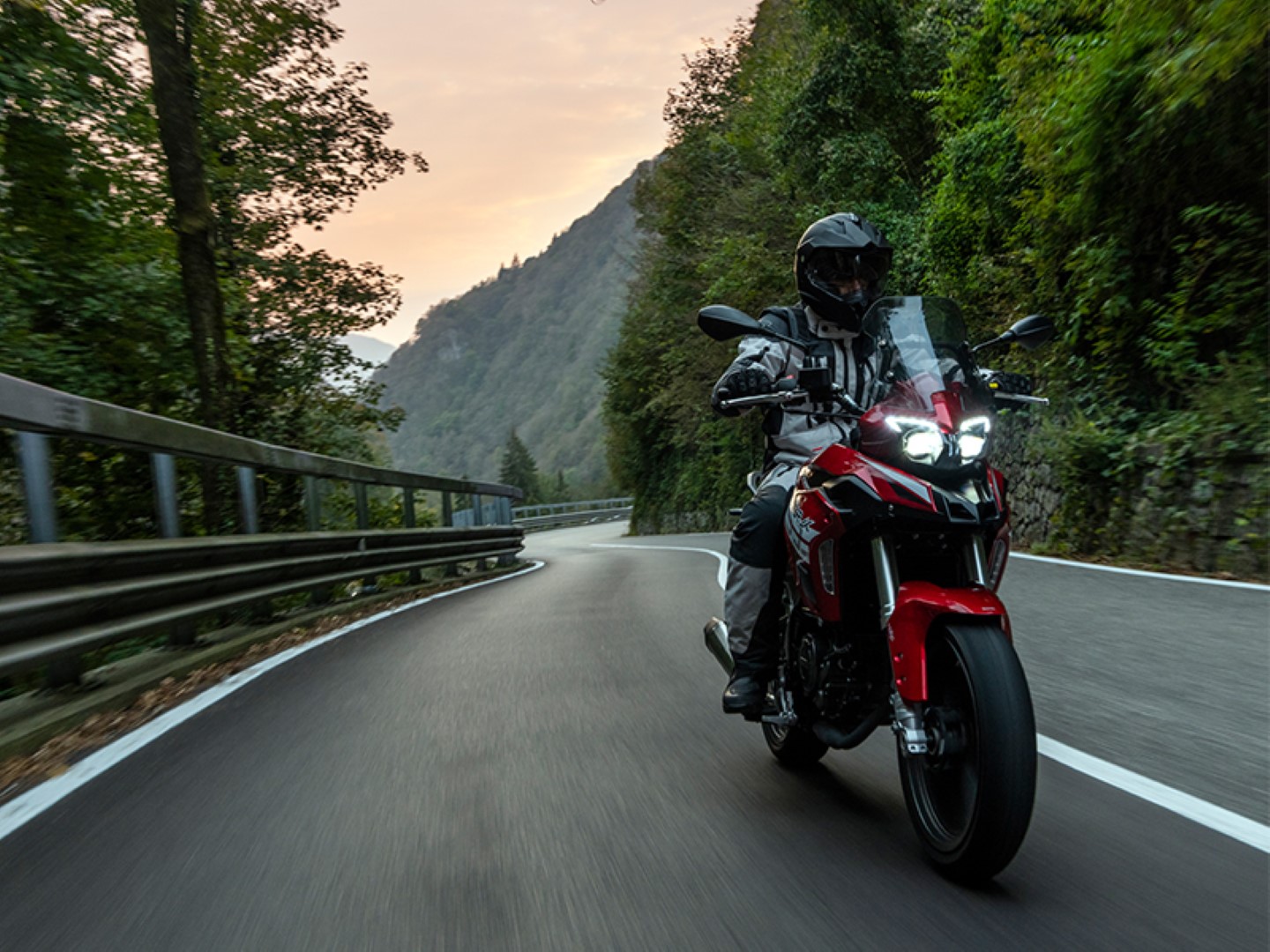 Comienza la aventura con la Benelli TRK 251