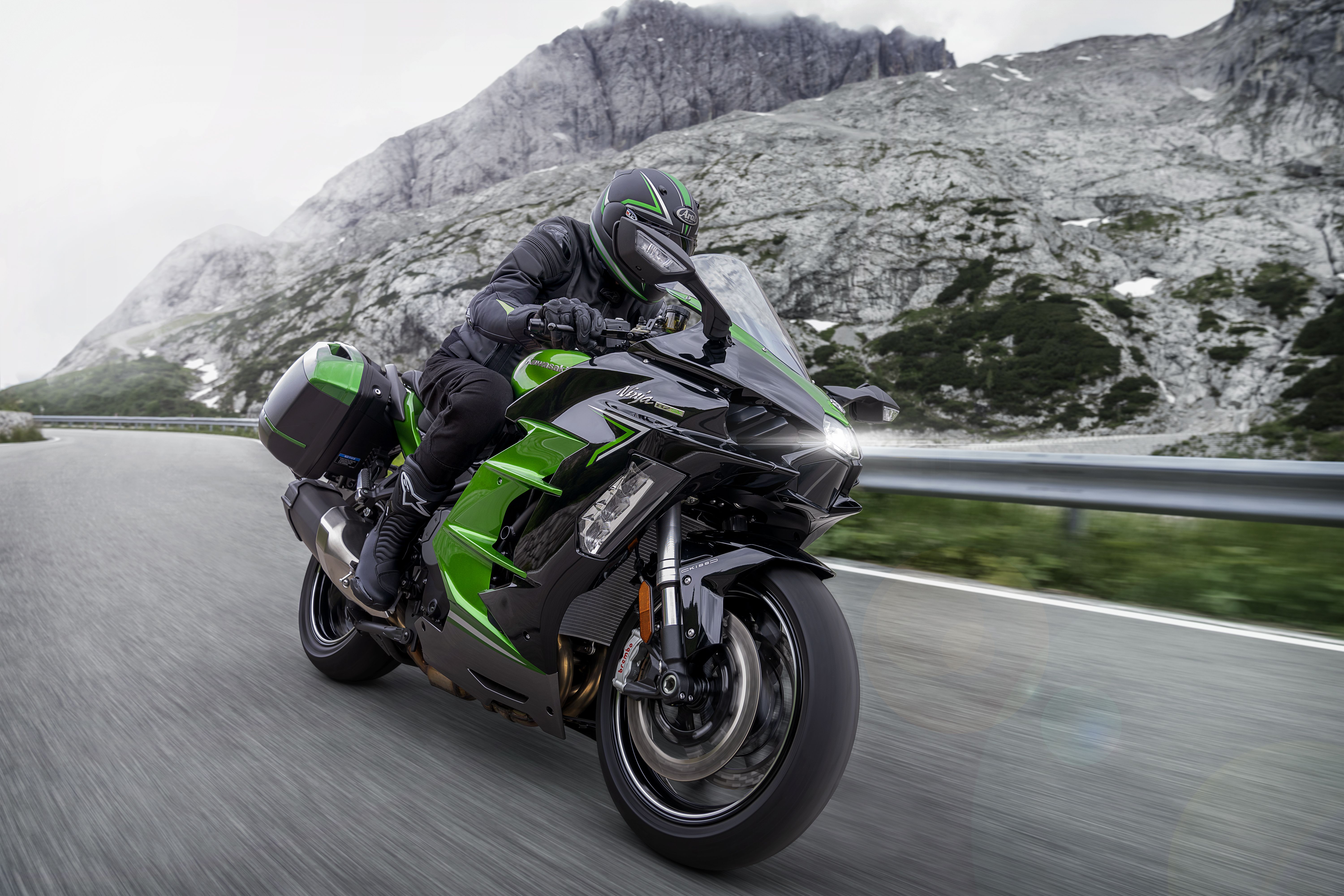 Kawasaki Ninja H2 SX 2022.
