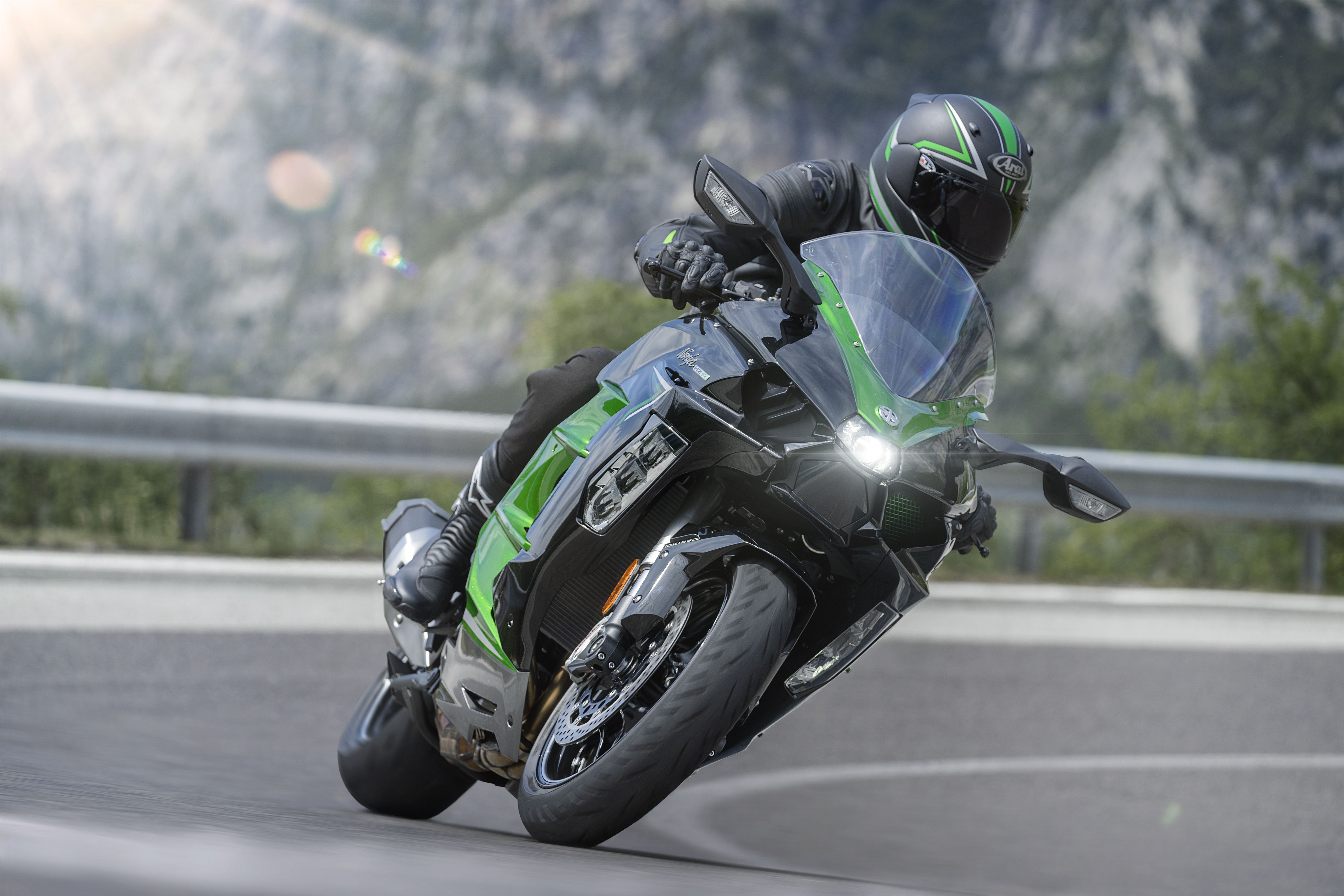 Kawasaki Ninja H2 SX 2022.
