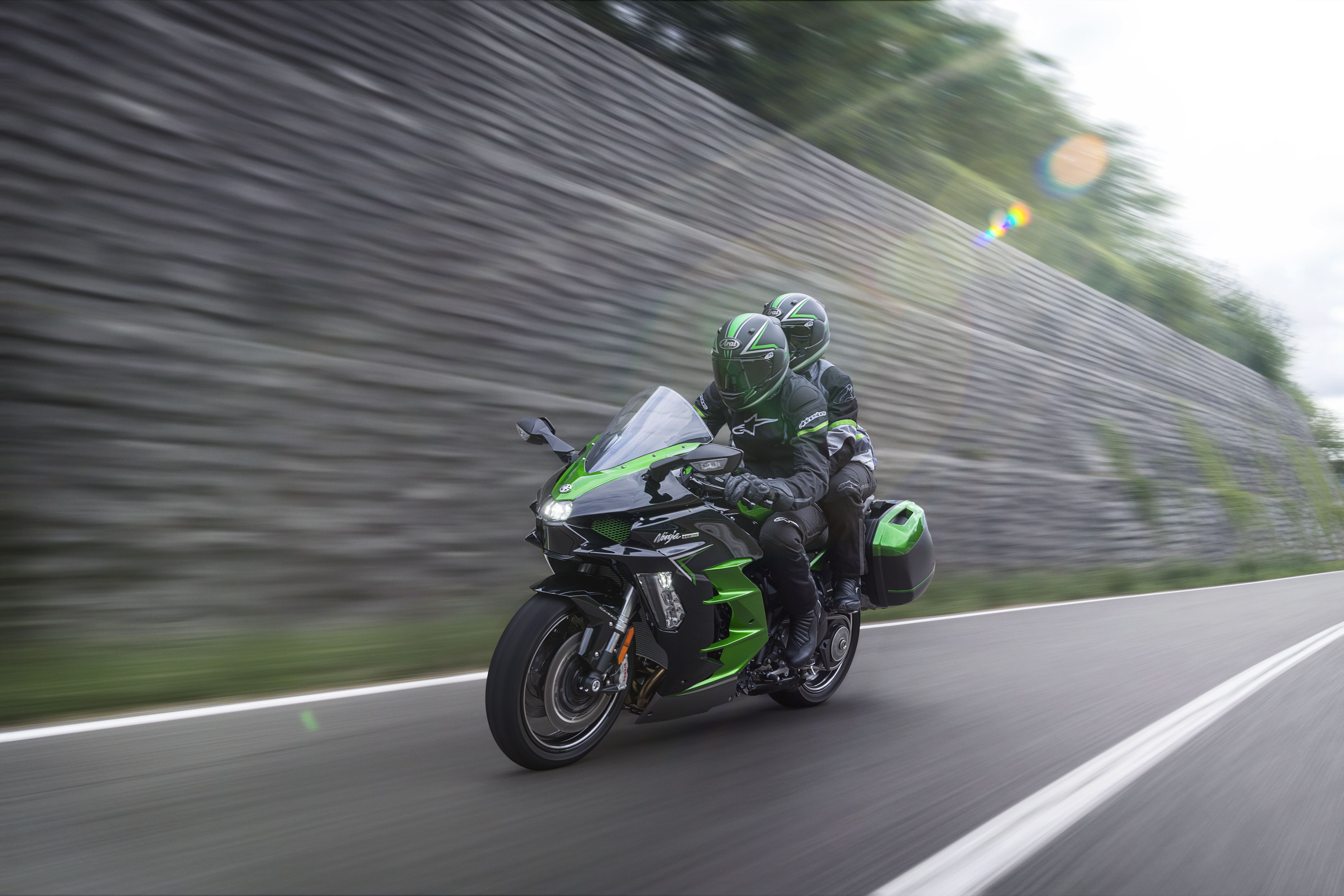 Kawasaki Ninja H2 SX 2022.
