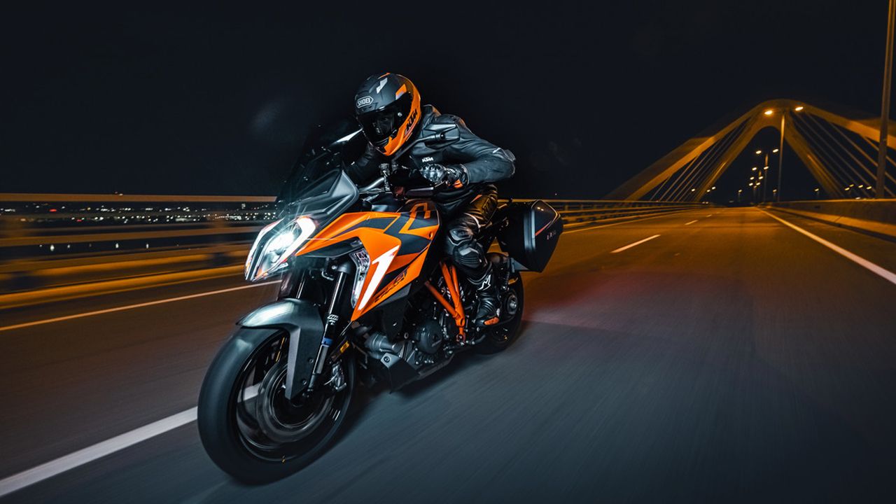KTM 1290 Super Duke GT, para viajar con prisa