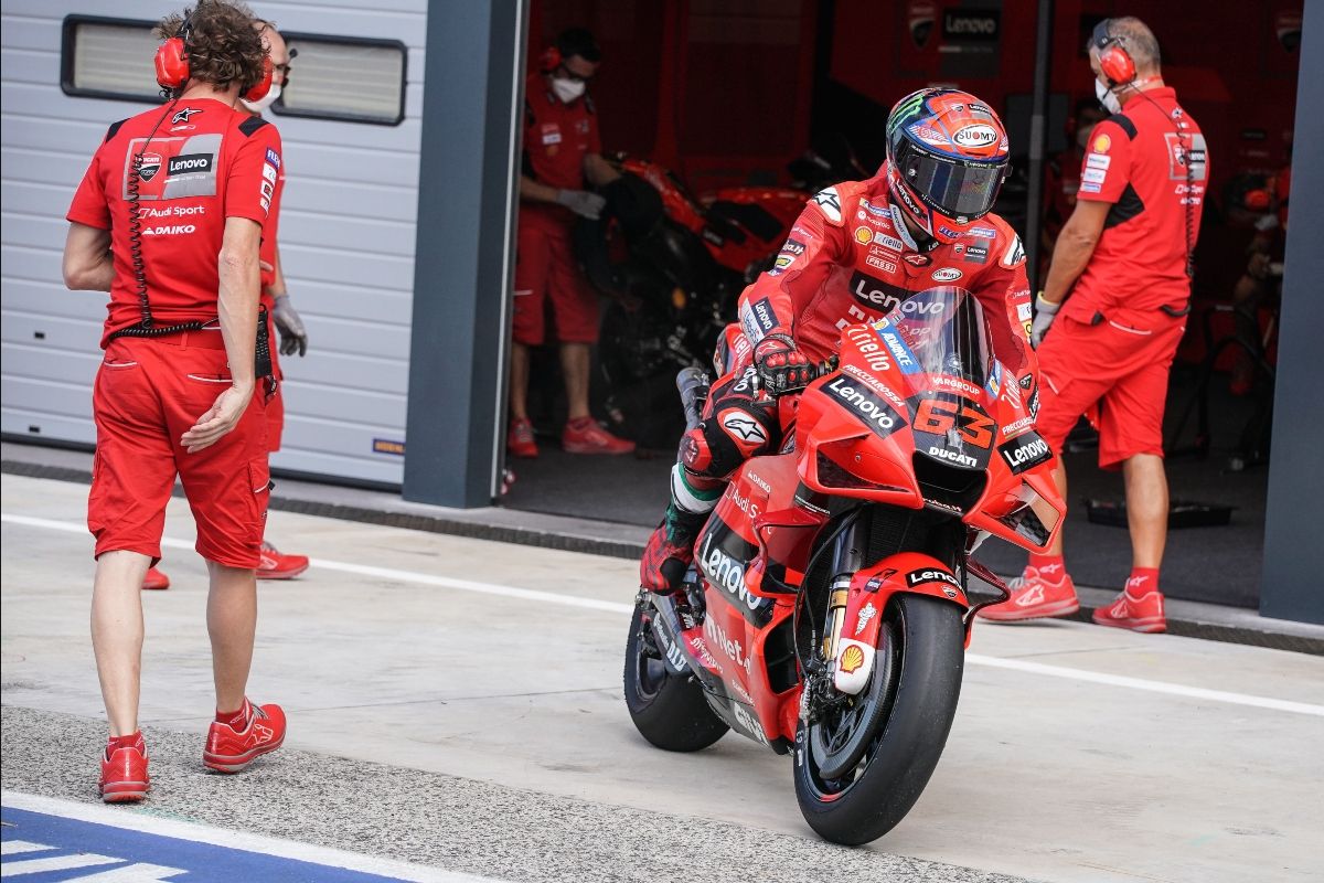 Pecco Bagnaia subido a su moto Ducati. Fuente: GoldandGoose