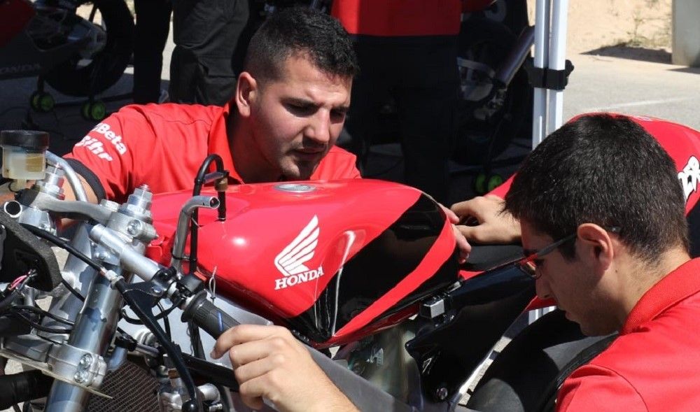 Mecánicos en la Monlau Repsol Technical School. Fuente: monlau-motorsport.com