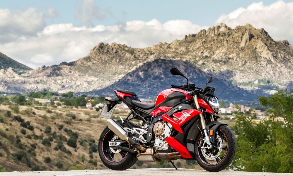 No se trata de una superbike a la que le han quitado el carenado. La S 1000 R es una moto completa y con su propio carácter, la mires como la mires. 