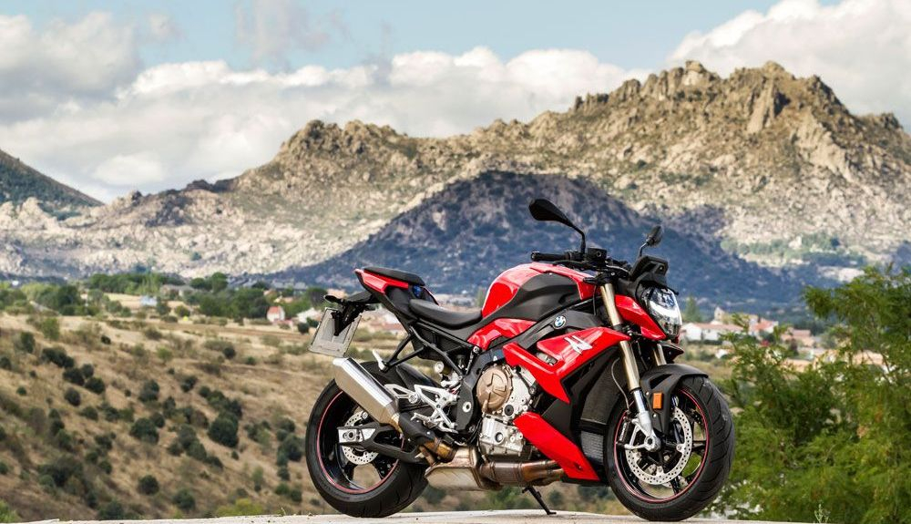 No se trata de una superbike a la que le han quitado el carenado. La S 1000 R es una moto completa y con su propio carácter, la mires como la mires. No se trata de una superbike a la que le han quitado el carenado. La S 1000 R es una moto completa y con su propio carácter, la mires como la mires.
