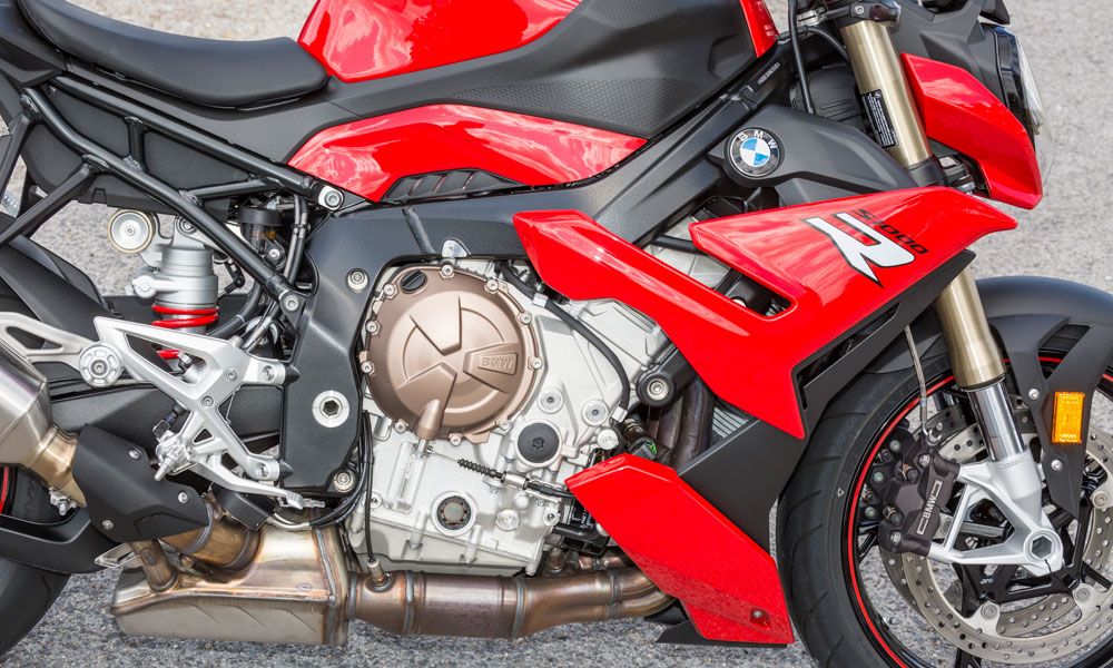 BMW mantiene la estructura del cuatro en línea de la S 1000 RR pero sin incorporar el sistema de distribución variable ShiftCam