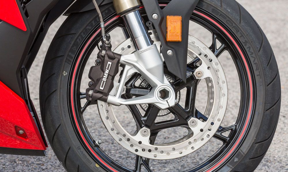 El equipo de frenada de la BMW S 1000 R incluye de serie el Control de Tracción Dinámico DTC, ABS Pro de funcionamiento en curva
