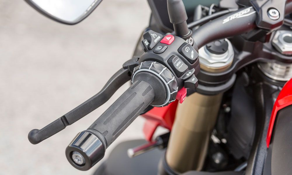 Para navegar en la instrumentación, la BMW S 1000 R dispone de la habitual rueda de la marca en el puño izquierdo y diversos botones en las piñas