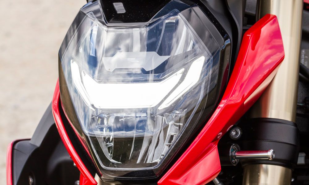  La óptica de la BMW S 1000 R tiene faro led con el sistema opcional “Headlight Pro” que incluye la de giro adaptativa
