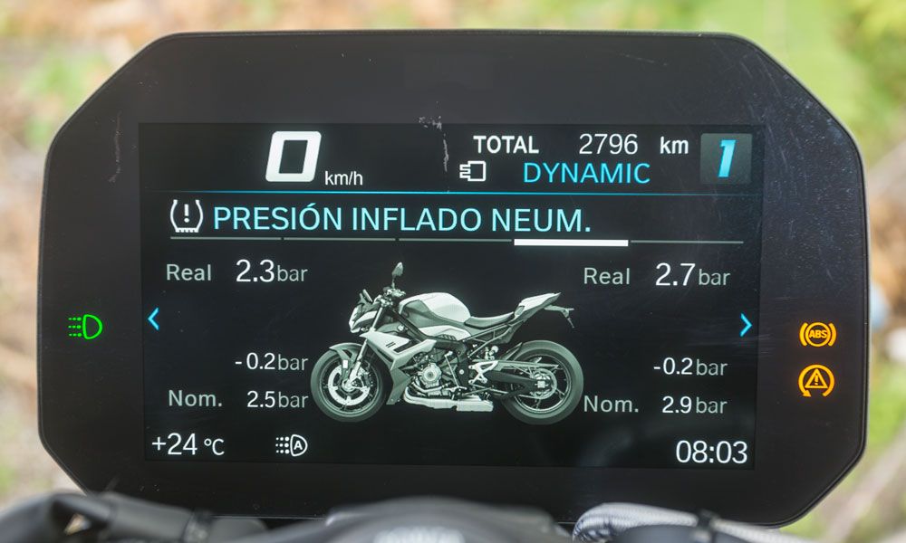 Con la opciones que BMW ofrece a su usuario, la S 1000 R prácticamente te informa de todo lo que puede acontecer, incluida la presión de los neumáticos en cada momento