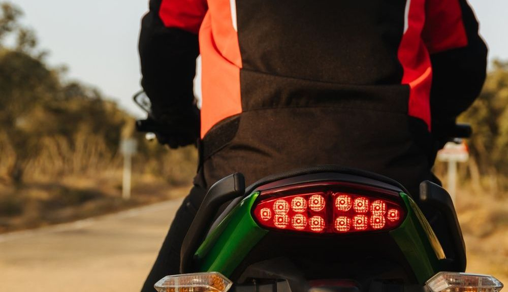 Moto con las luces traseras encendidas. Fuente: iStock / Dani DG Moto con las luces traseras encendidas. Fuente: iStock / Dani DG