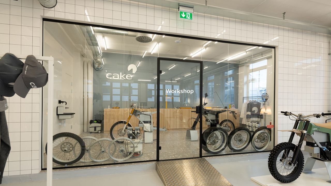 Además de motos y accesorios, las "store" físicas de Cake ofrecen servicio de mantenimiento de sus motos.
