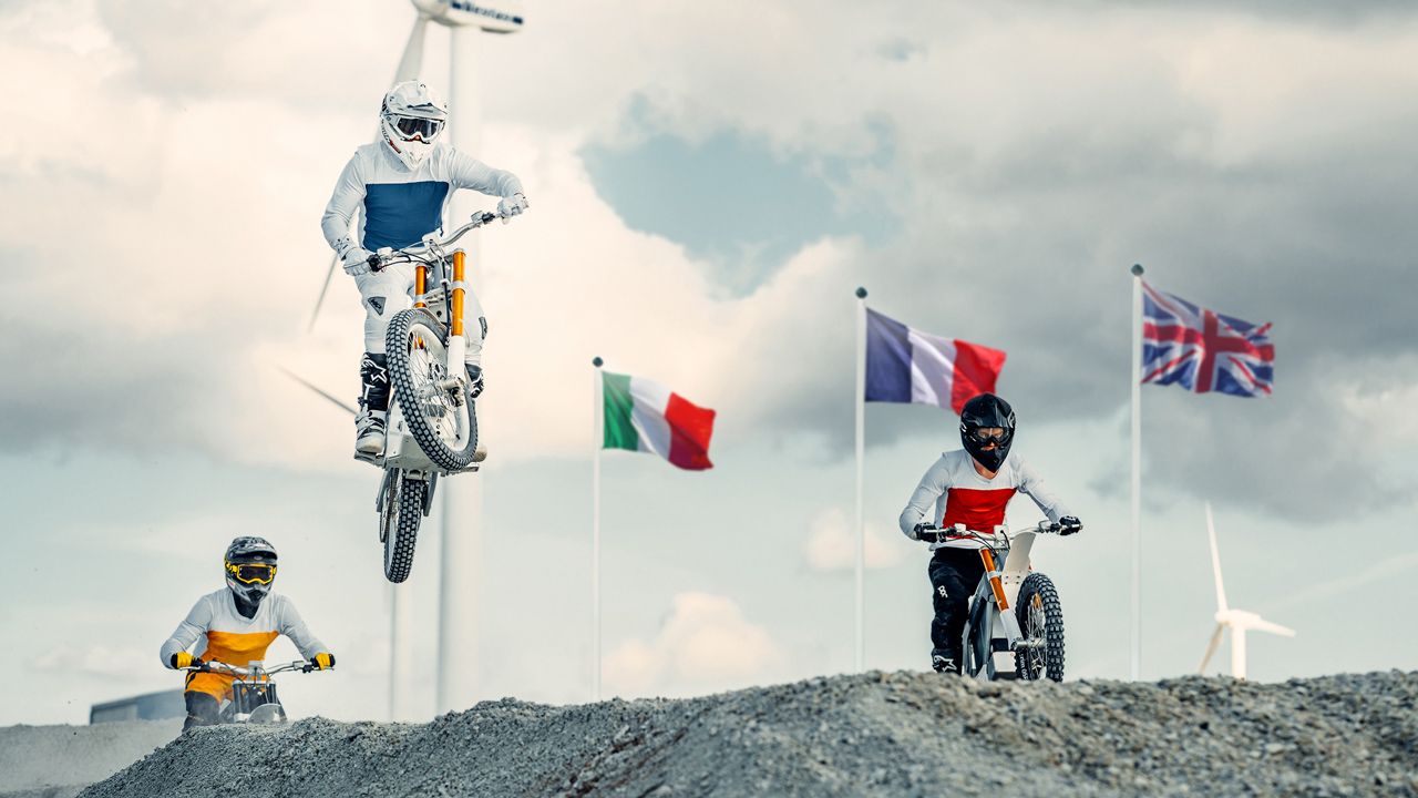 Pilotos de motos, bicis y otras disciplinas participaron en la Cake World Race.