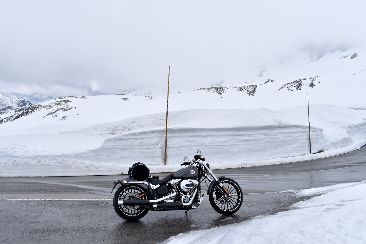 El mantenimiento de la moto en invierno es clave. Fuente: iStock/keremberk
