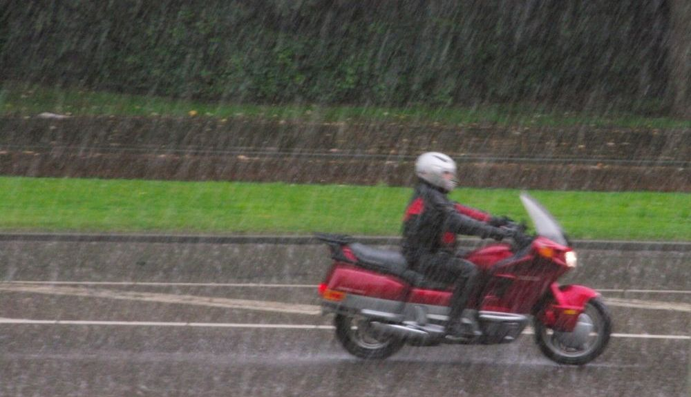 Conduciendo bajo la lluvia, para lo cual es esencial una buena chaqueta. Fuente: iStock /middelveld Conduciendo bajo la lluvia, para lo cual es esencial una buena chaqueta. Fuente: iStock /middelveld