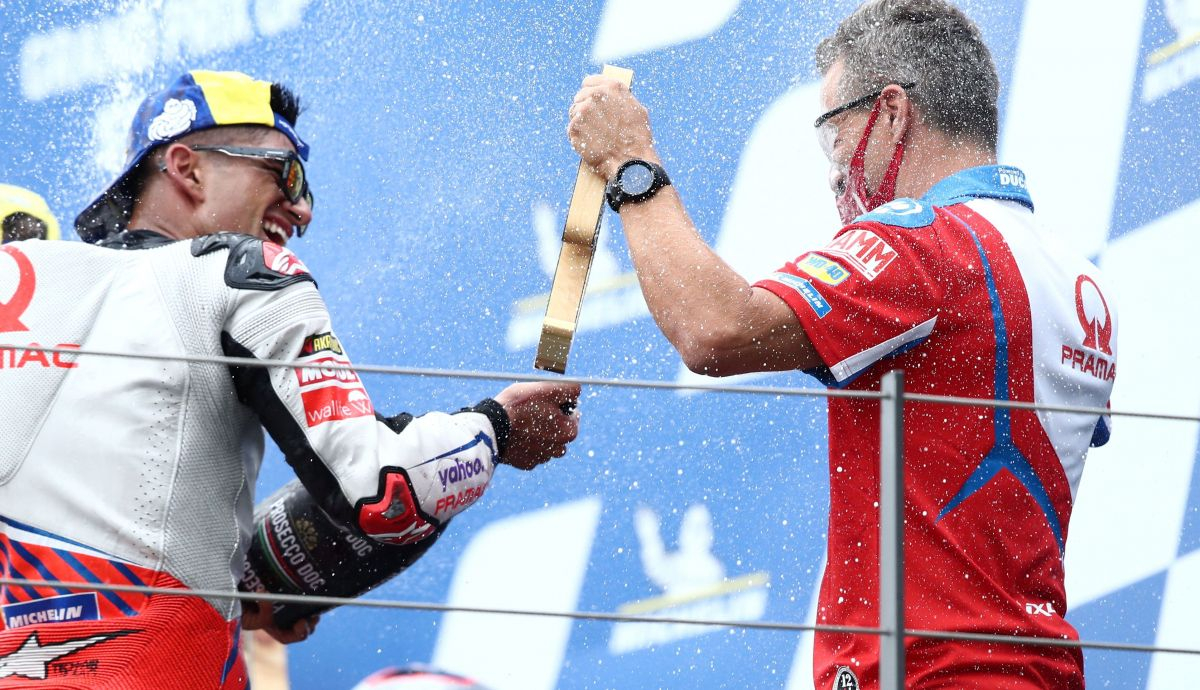 Francesco Guidotti junto a Jorge Martín en el primer triunfo del Pramac Racing en MotoGP Francesco Guidotti junto a Jorge Martín en el primer triunfo del Pramac Racing en MotoGP