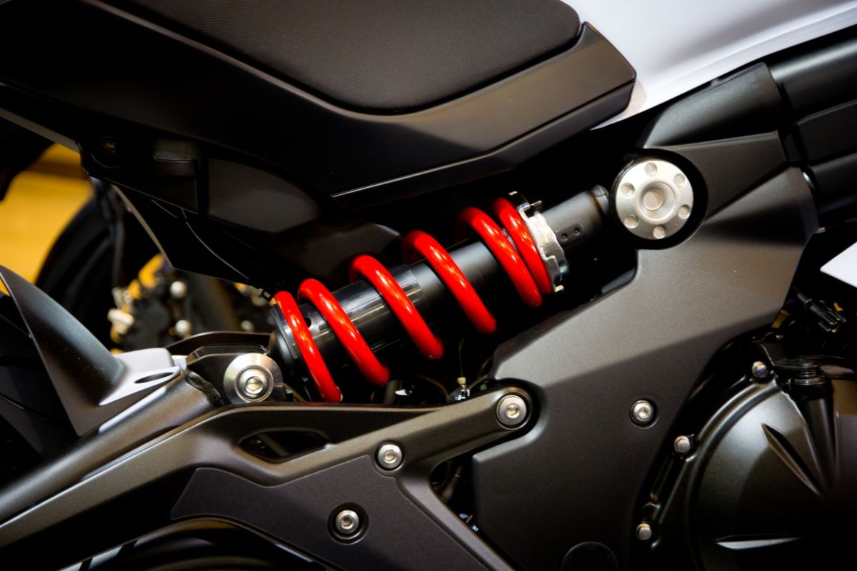 Parte de la suspensiones de una moto. Fuente: iStock / Tee_Photolive