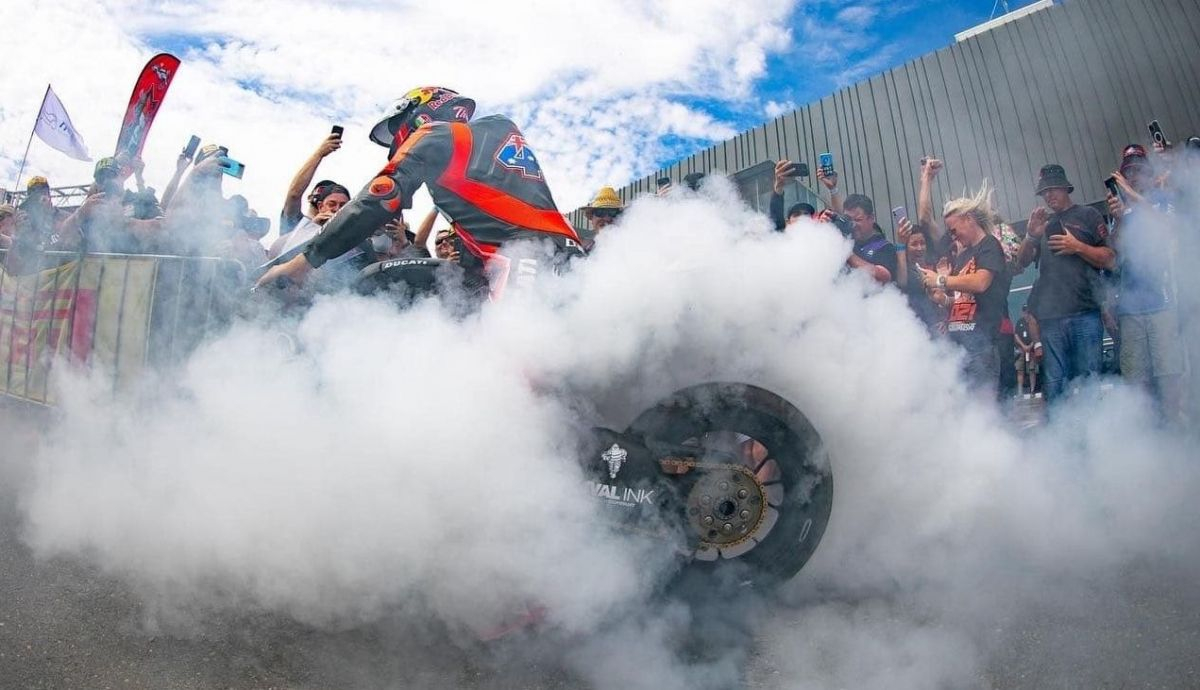 Jack Miller festeja su podio en el ASBK ante un entregado público en The Bend Jack Miller festeja su podio en el ASBK ante un entregado público en The Bend