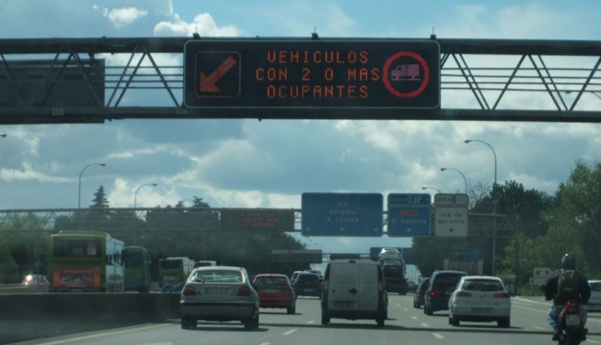 Qué vehículos pueden usar un carril BUS VAO de la DGT para evitar las multas de 200 €