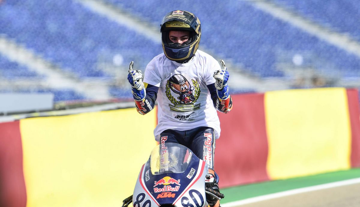 David Alonso festeja su título en la MotoGP Rookies Cup 2021