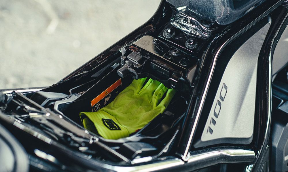 Honda CMX1100 Rebel: Asiento tipo sillín, cómodo y sencillo, de altura reducida y posición estilo cruiser. Hay hueco de carga bajo el asiento (3 litros) y toma USB tipo C