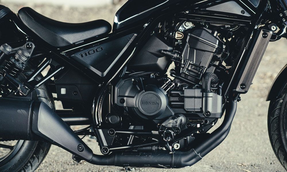 Honda CMX1100 Rebel: Motor disponible con cambio manual o automático DCT. La llave de contacto queda ubicada en el lateral derecho. Además lleva clausor en la tija de la dirección. 