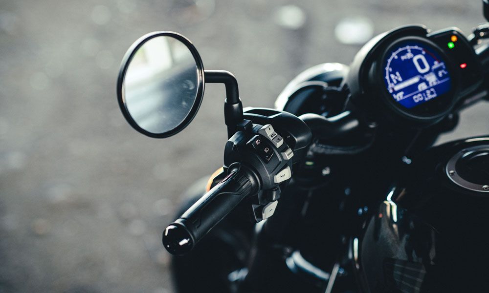 Honda CMX1100 Rebel: Completa y compacta instrumentación LCD.