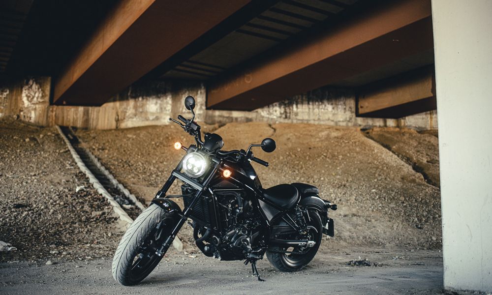 Honda CMX1100 Rebel: Diseño del faro delantero a baja altura. Tiene cuatro focos led,compactos y de diseño moderno. El anillo interno funciona como luz de posición. 