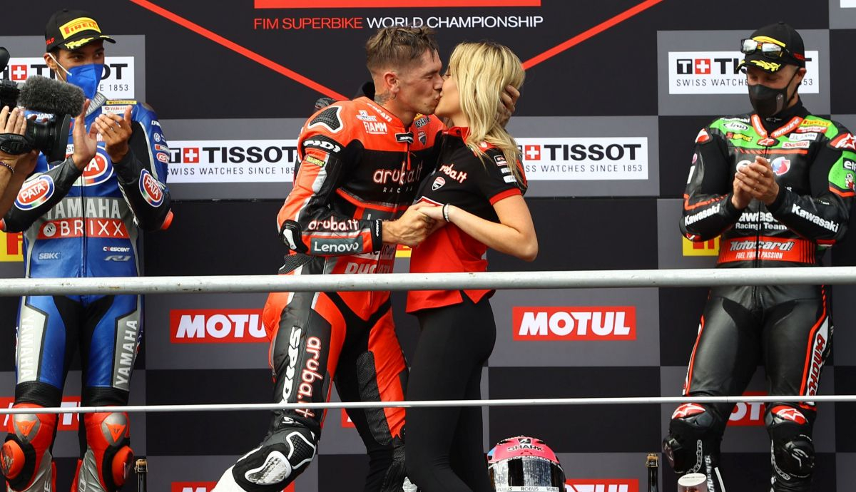 Scott Redding tras pedir matrimonio a su novia después de ganar en Most Scott Redding tras pedir matrimonio a su novia después de ganar en Most