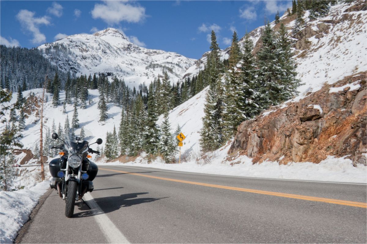 Moto con los neumáticos de invierno para conducir en una zona nevada. Fuente: iStock / SLRadcliffe