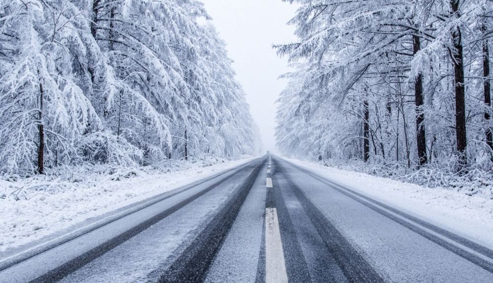 Carretera nevada para la conviene usar neumáticos de invierno en la moto. Fuente: iStock / azuki25 Carretera nevada para la conviene usar neumáticos de invierno en la moto. Fuente: iStock / azuki25