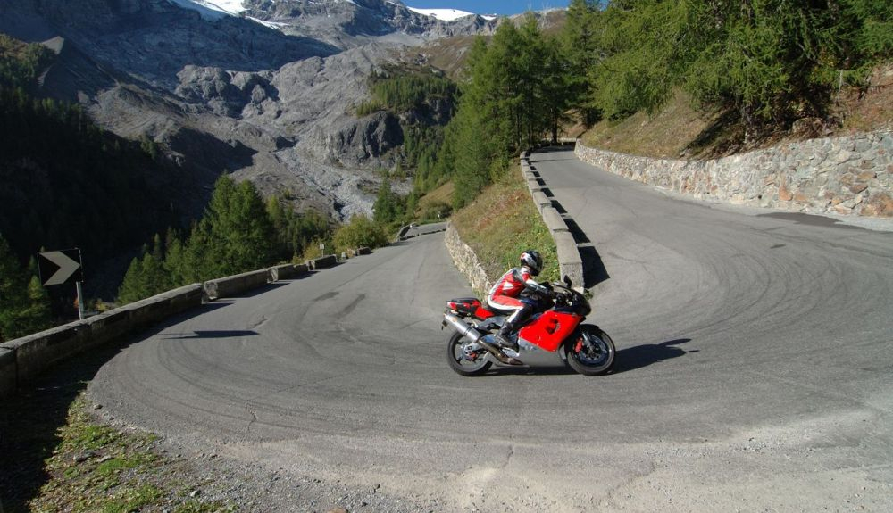 Motorista en los Alpes. Fuente: iStock/sano Motorista en los Alpes. Fuente: iStock/sano