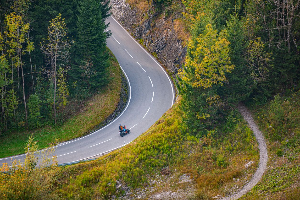 Viajar por Europa en moto lleva a escenarios como este en Baviera (Alemania). Fuente: iStock/kyolshin