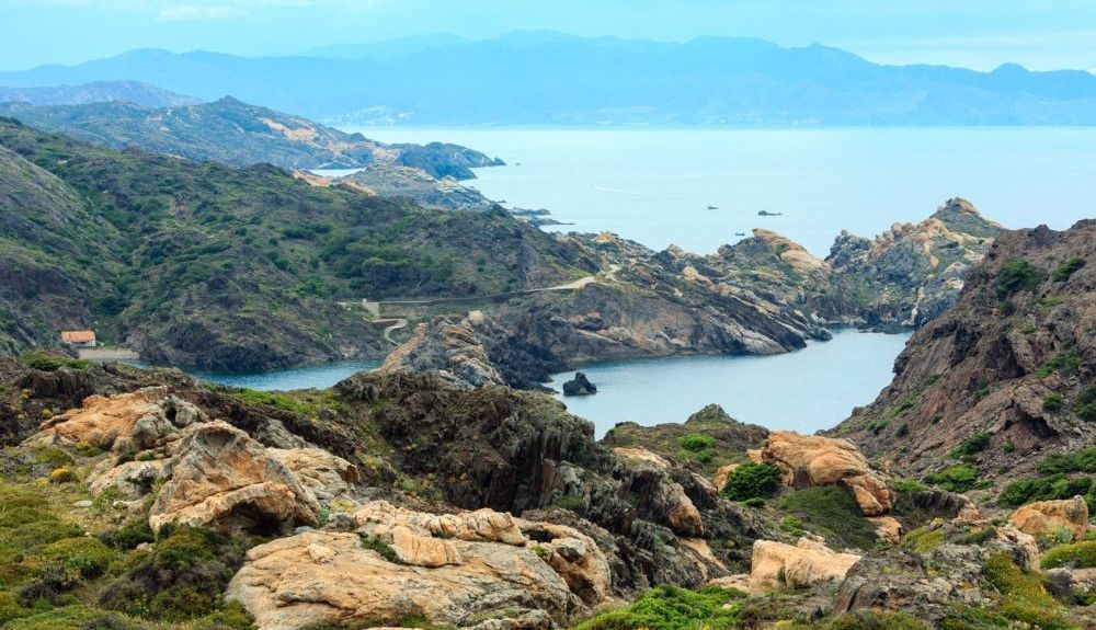 Imagen de toda la costa cercana al Cabo de Creus, una ruta para ir en moto. Fuente: iStock / J Wildman