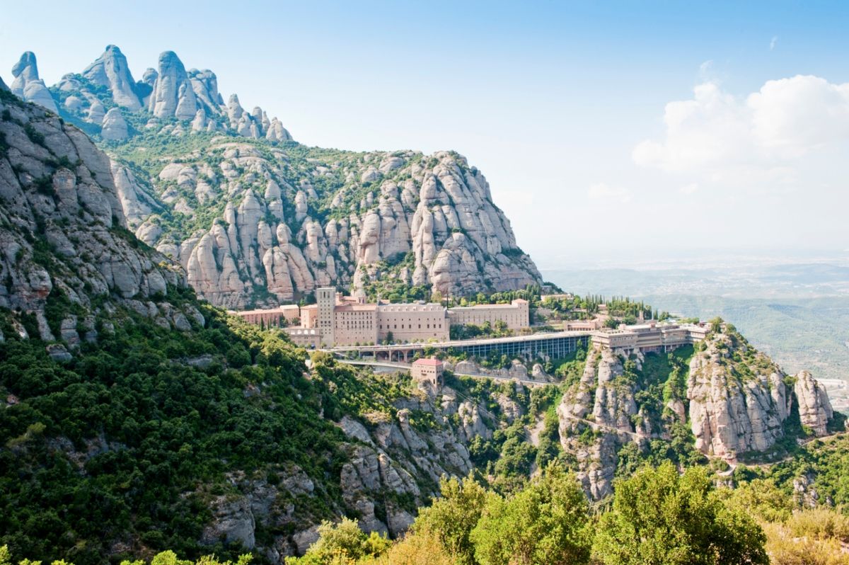 Imagen del Monasterio de Monserrat, al que se puede subir en una ruta en moto. Fuente: iStock / Asmithers