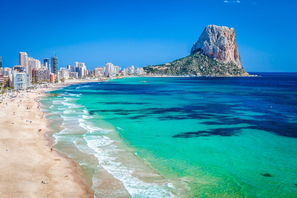 Calpe, destino perfecto de una de estas rutas por Alicante en moto. Fuente: iStock / fcafotodigital