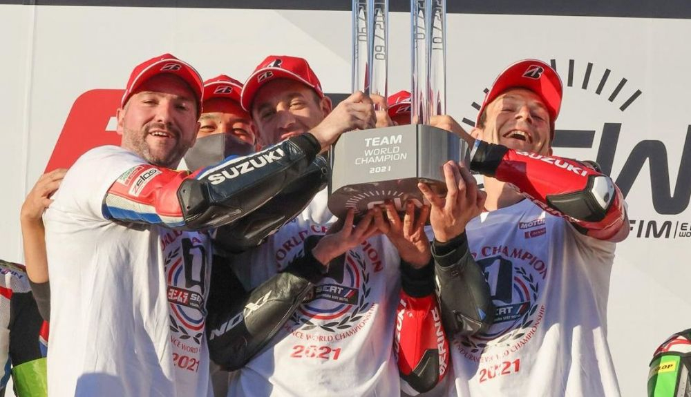 Sylvain Guintoli festeja el título del Yoshimura SERT junto a Gregg Black y Xavier Simeon Sylvain Guintoli festeja el título del Yoshimura SERT junto a Gregg Black y Xavier Simeon