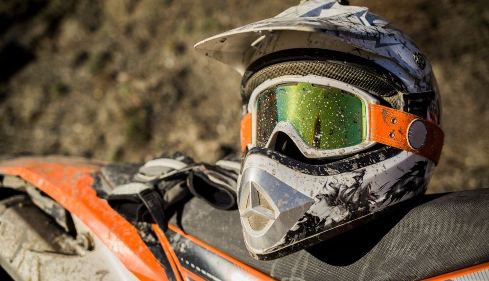 Gafas y casco para la práctica de motocross. Fuente: iStock / Corr Gafas y casco para la práctica de motocross. Fuente: iStock / Corr