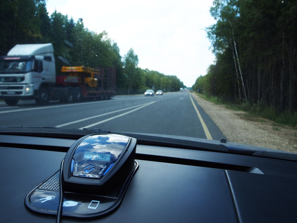 Uno de los detectores prohibidos de radares situado en un coche. Fuente: iStock