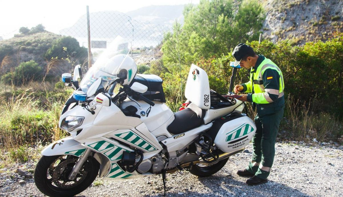 Guardia Civil sancionando con la retirada de puntos. Fuente: iStock/Suzyanne16 Guardia Civil sancionando con la retirada de puntos. Fuente: iStock/Suzyanne16