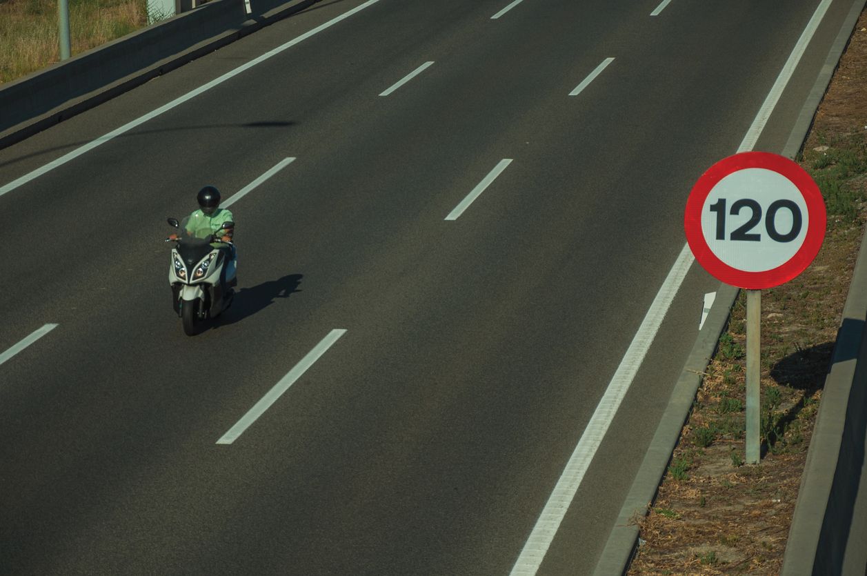 120 km/h es el más alto de los límites de velocidad en las carreteras españolas. Fuente: iStock/Celli07