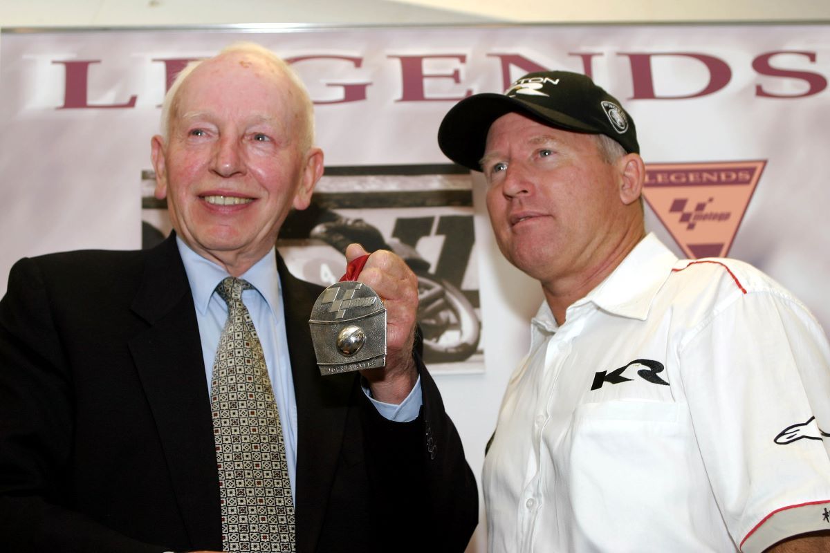 John Surtees, uno de los grandes pilotos que pasó de las motos a los coches. Fuente: Gold & Goose