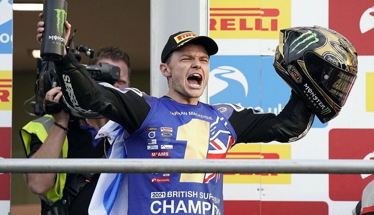 Tarran MacKenzie festeja su título de campeón del British Superbike 2021 Tarran MacKenzie festeja su título de campeón del British Superbike 2021