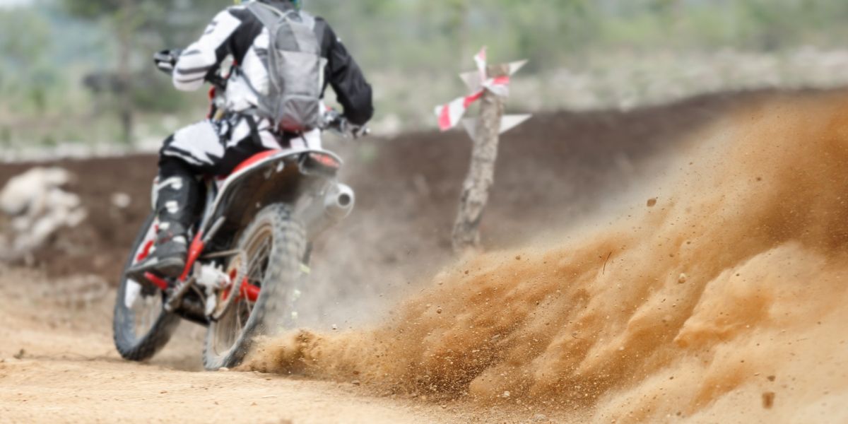 Piloto tomando parte en una carrera de enduro. Fuente: iStock / Toa55