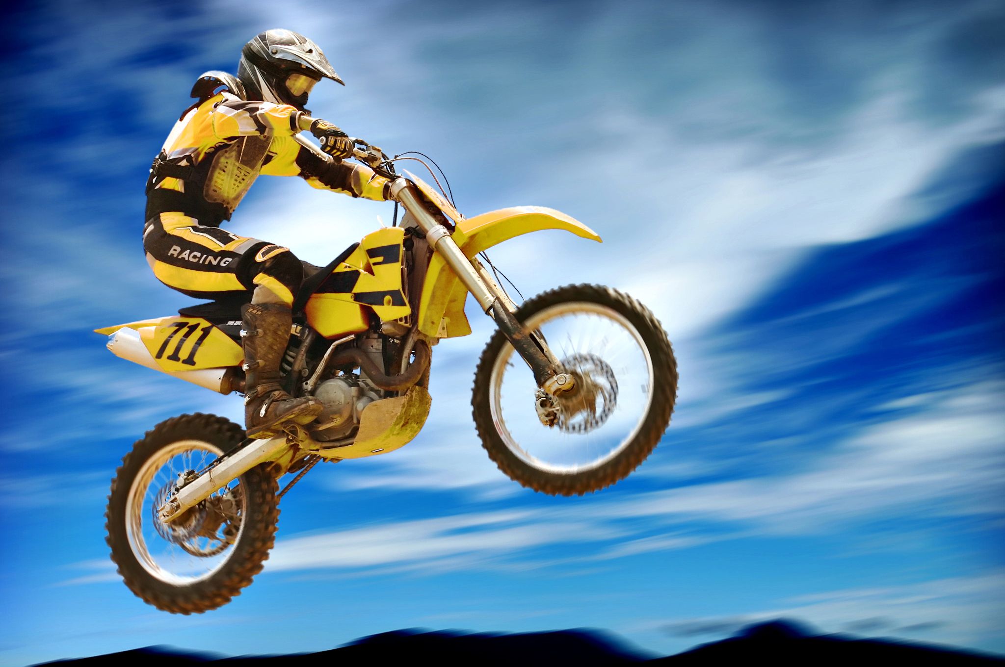 Las rodilleras son claves en motocross. Fuente: iStock/Jenko