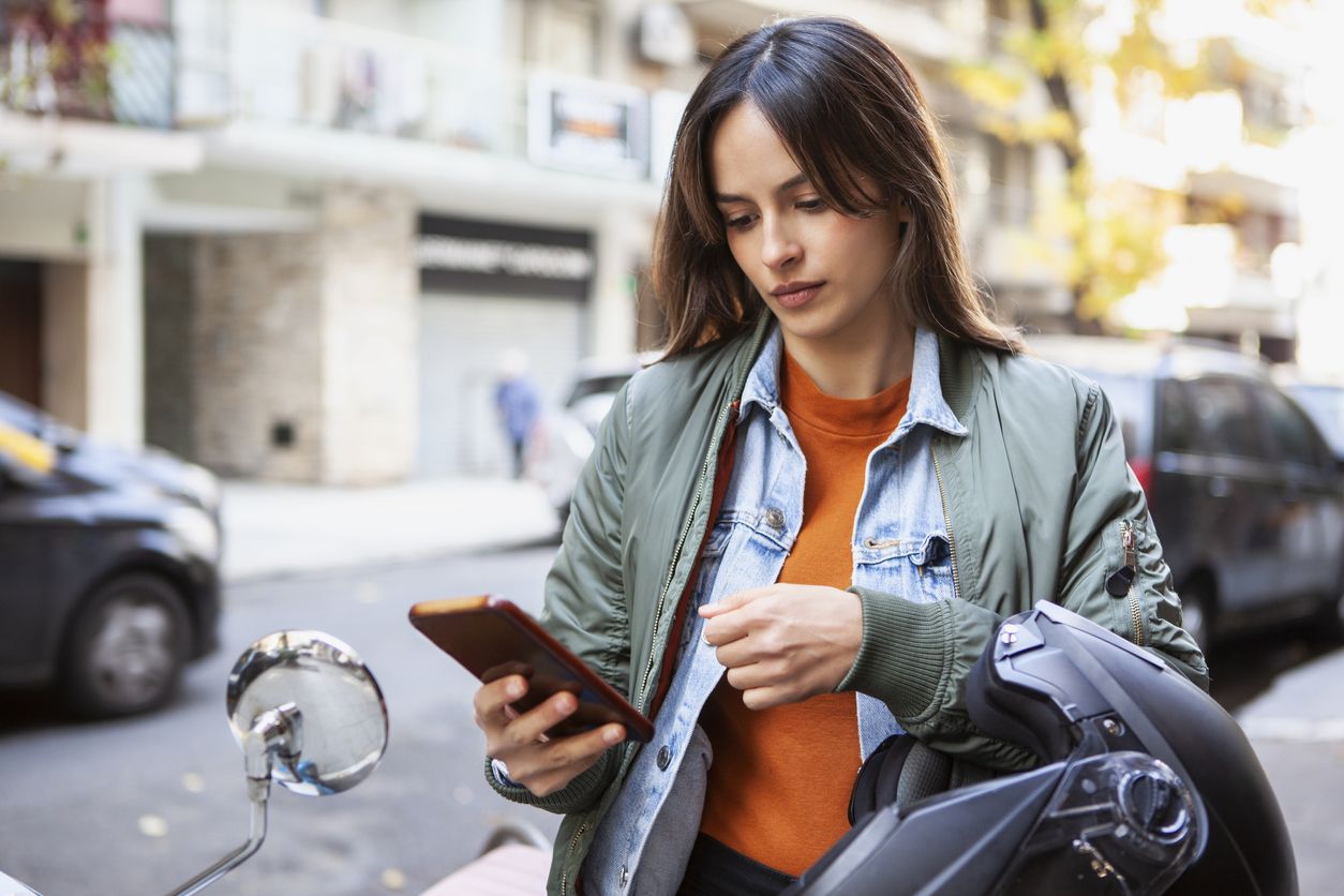 Es posible realizar numerosas gestiones desde la web de la DGT. Fuente: iStock/Mindful Media