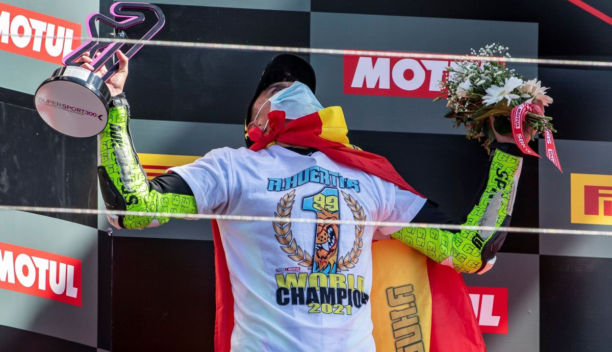 Adrián Huertas festeja su título mundial de Supersport 300 2021 Adrián Huertas festeja su título mundial de Supersport 300 2021